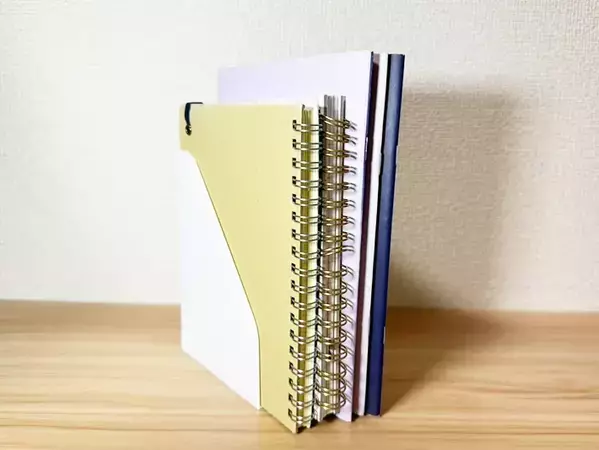 ダイソーの『シール売り場』で見つけたスタンドが便利すぎ！　家の中でできる７つの使い道