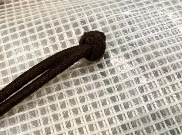 100均のメッシュポーチに穴を開けると…？　できたものに「これ考えた人天才！」