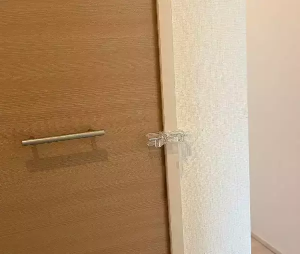 100均かもいフックを『横向き』に設置すると…　ワイパーの収納に感動！