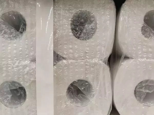 トイレットペーパーの袋、端から破るの待って！　開け方を変えたら「残量も一目で分かる」【収納の裏技4選】