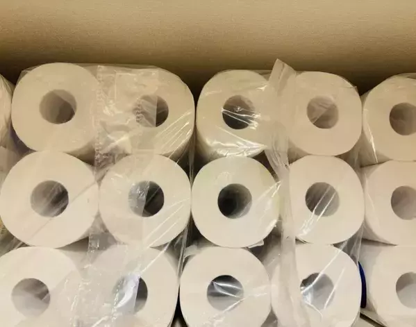 トイレットペーパーの袋、端から破るの待って！　開け方を変えたら「残量も一目で分かる」【収納の裏技4選】