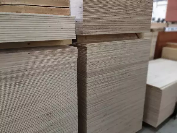 板3枚と紐だけ！　セリアで作る吊り下げラックに「賃貸でもできた」【100均DIY4選】
