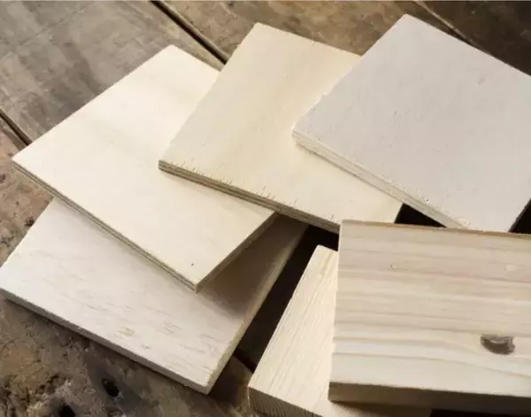 板3枚と紐だけ！　セリアで作る吊り下げラックに「賃貸でもできた」【100均DIY4選】
