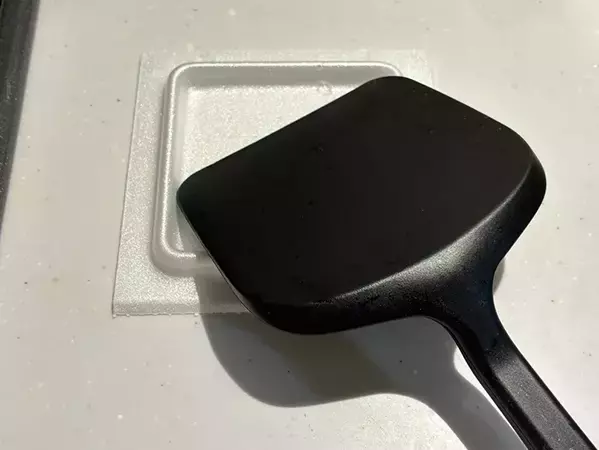 捨てる直前の納豆パックの蓋を有効活用！　0円でキッチンの『ちょい置き』に生かす3つの方法
