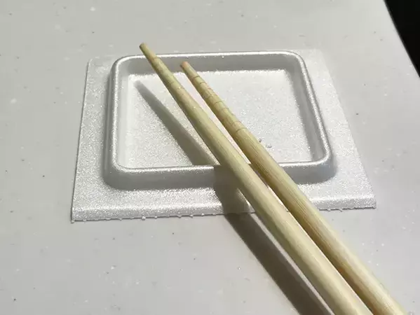 捨てる直前の納豆パックの蓋を有効活用！　0円でキッチンの『ちょい置き』に生かす3つの方法