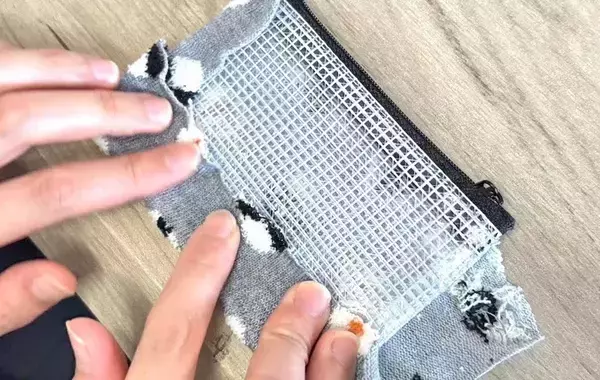 片方になった靴下をカットして…　たった10分で「便利ポーチ」が完成【裁縫道具いらず】