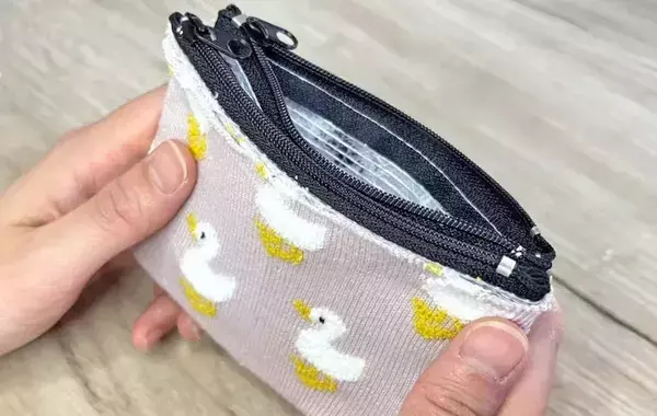 片方になった靴下をカットして…　たった10分で「便利ポーチ」が完成【裁縫道具いらず】