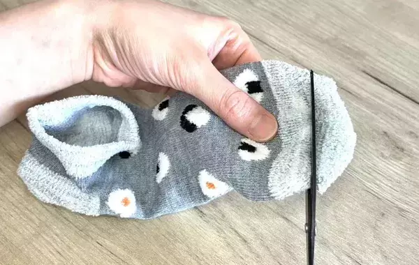 片方になった靴下をカットして…　たった10分で「便利ポーチ」が完成【裁縫道具いらず】