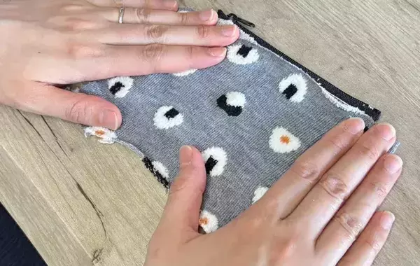 片方になった靴下をカットして…　たった10分で「便利ポーチ」が完成【裁縫道具いらず】