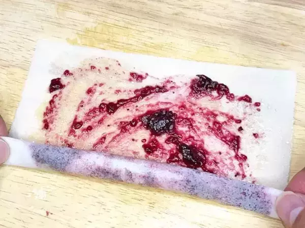 『余った春巻きの皮』に塗って巻くだけ！　トースターだけで「絶品おやつ」作り【シガレット風】