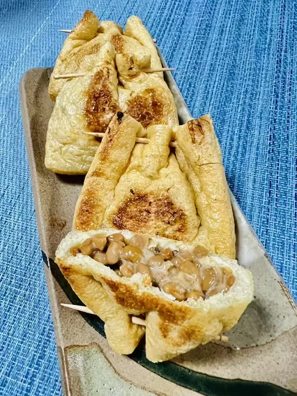 納豆を油揚げの中にイン！フライパンで作れる『油揚げの納豆包み焼き』がウマすぎた