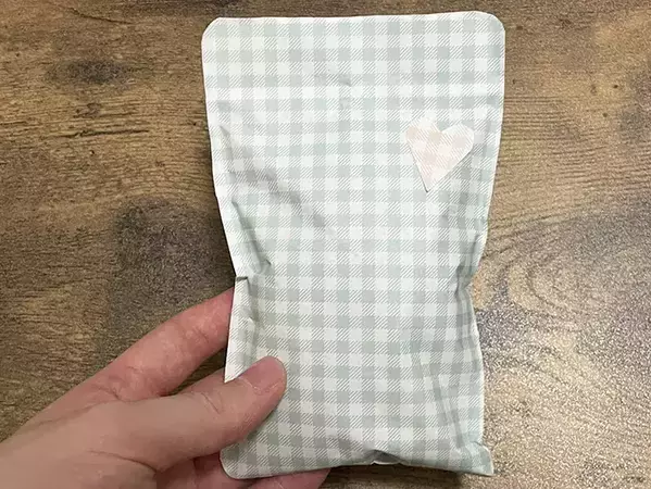 カバンから取り出すたびにテンションが上がる！　透明のチャック袋をかわいくアレンジしてみると…「旅行時に便利」