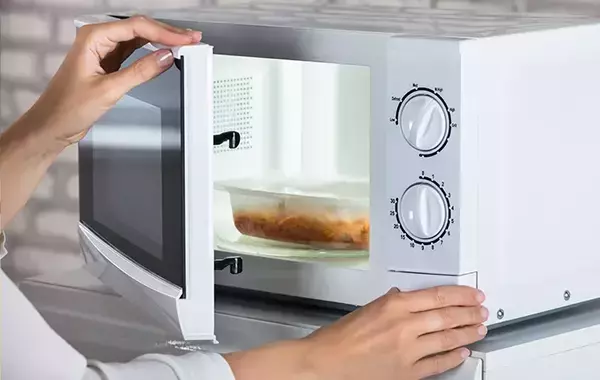 冷蔵庫の上に物を置くのはNG　設置の基本と知っておきたい豆知識