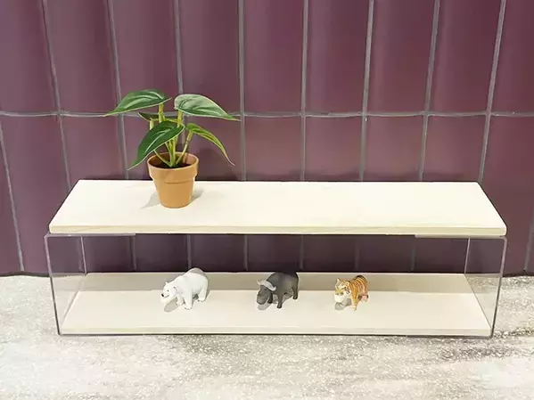 100均の『コの字型スタンド』と木板で？　作ったモノに「こういうの部屋に欲しかった」【簡単DIY】