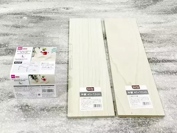 100均の『コの字型スタンド』と木板で？　作ったモノに「こういうの部屋に欲しかった」【簡単DIY】