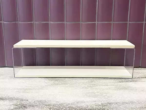 100均の『コの字型スタンド』と木板で？　作ったモノに「こういうの部屋に欲しかった」【簡単DIY】