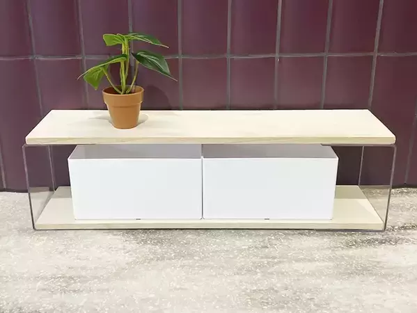 100均の『コの字型スタンド』と木板で？　作ったモノに「こういうの部屋に欲しかった」【簡単DIY】