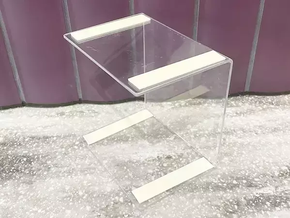 100均の『コの字型スタンド』と木板で？　作ったモノに「こういうの部屋に欲しかった」【簡単DIY】