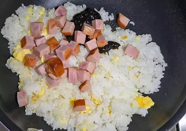 『大さじ3杯』入れてみて！　チャーハンの意外な味つけに「想像よりもあっさり」【調理15分】