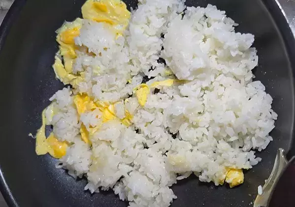 『大さじ3杯』入れてみて！　チャーハンの意外な味つけに「想像よりもあっさり」【調理15分】