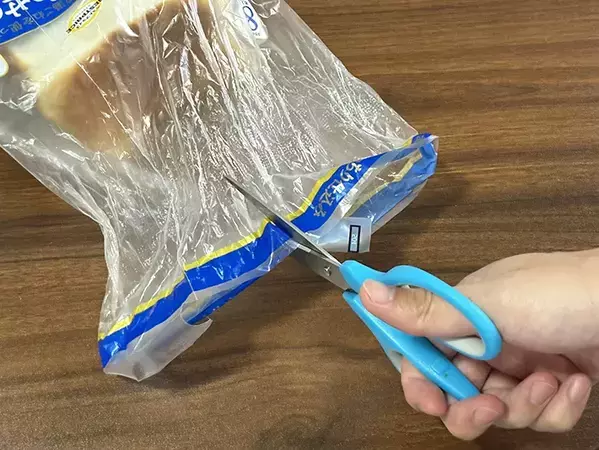 パンの留め具は使いません！　切れ込みを入れるだけの閉じ方が「意外と優秀」