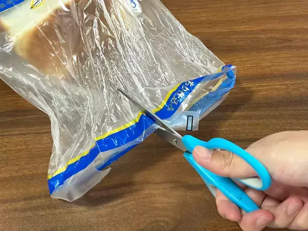パンの留め具は使いません！　切れ込みを入れるだけの閉じ方が「意外と優秀」