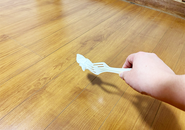 フォークの柄をダブルクリップに通すだけ！　便利な組み合わせワザに「早く知りたかった」