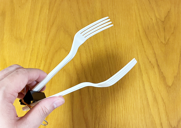 フォークの柄をダブルクリップに通すだけ！　便利な組み合わせワザに「早く知りたかった」