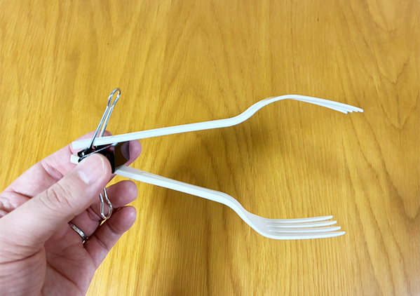 フォークの柄をダブルクリップに通すだけ！　便利な組み合わせワザに「早く知りたかった」