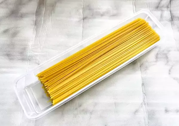 【ダイソー】100円パスタケースが優秀！　キッチンが片づく活用法に「すっきり収まった」「中身が見える」