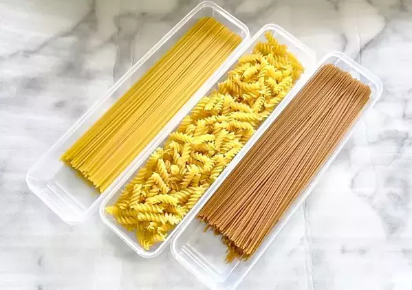 【ダイソー】100円パスタケースが優秀！　キッチンが片づく活用法に「すっきり収まった」「中身が見える」