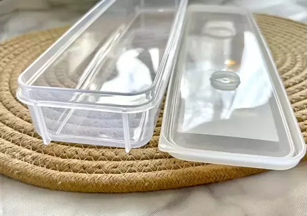 【ダイソー】100円パスタケースが優秀！　キッチンが片づく活用法に「すっきり収まった」「中身が見える」