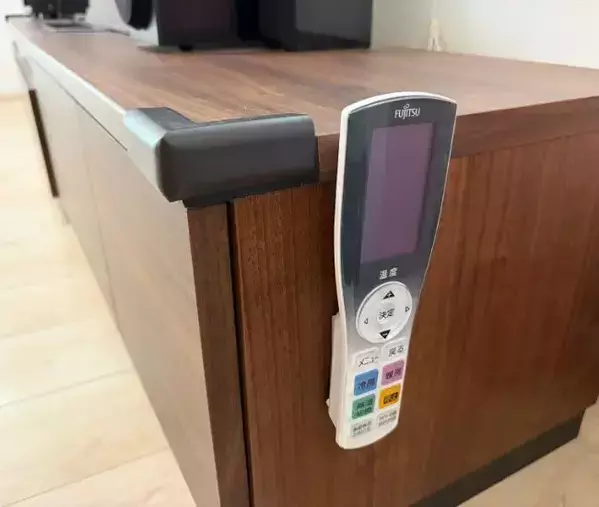 リモコンを「あえて浮かせる」と…　家族が絶賛した収納テクニック