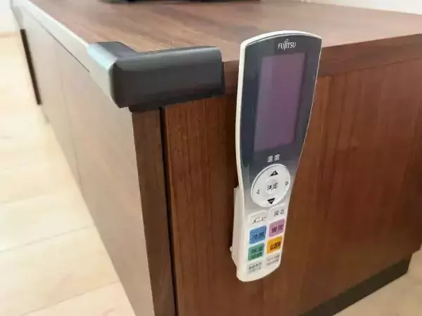リモコンを「あえて浮かせる」と…　家族が絶賛した収納テクニック