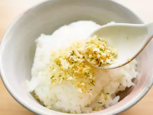 【フライパンで3分】余ったパン粉が大変身！　分量は全部テキトーなのに「ご飯が無限に消える」