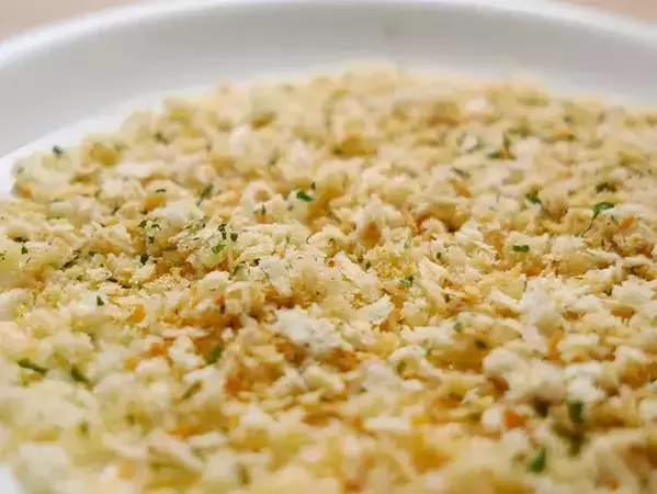 【フライパンで3分】余ったパン粉が大変身！　分量は全部テキトーなのに「ご飯が無限に消える」
