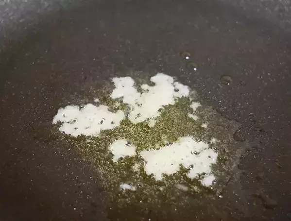 【フライパンで3分】余ったパン粉が大変身！　分量は全部テキトーなのに「ご飯が無限に消える」