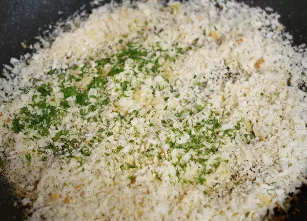 【フライパンで3分】余ったパン粉が大変身！　分量は全部テキトーなのに「ご飯が無限に消える」
