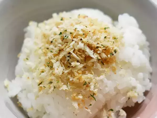 【フライパンで3分】余ったパン粉が大変身！　分量は全部テキトーなのに「ご飯が無限に消える」