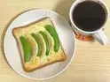 スナップエンドウはリンゴと相性抜群　チーズたっぷりのトーストアレンジに「2日連続で作った」