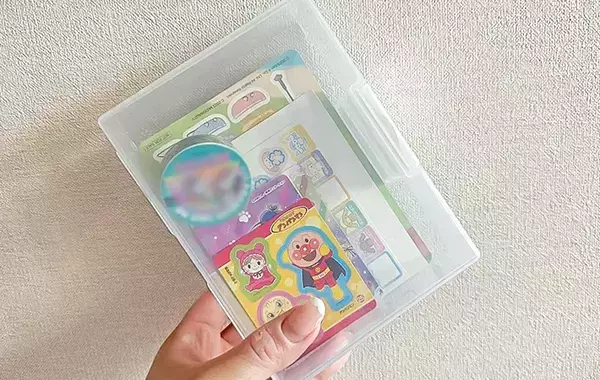 ダイソーの『はがき整理ケース』が超優秀！　買って試したら「本棚の隙間にピッタリ」【4つの活用法】
