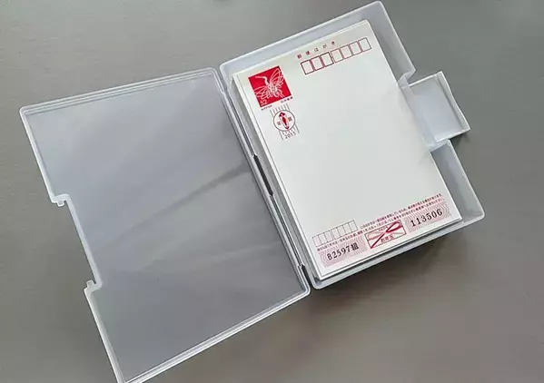 ダイソーの『はがき整理ケース』が超優秀！　買って試したら「本棚の隙間にピッタリ」【4つの活用法】