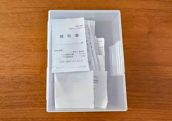 ダイソーの『はがき整理ケース』が超優秀！　買って試したら「本棚の隙間にピッタリ」【4つの活用法】