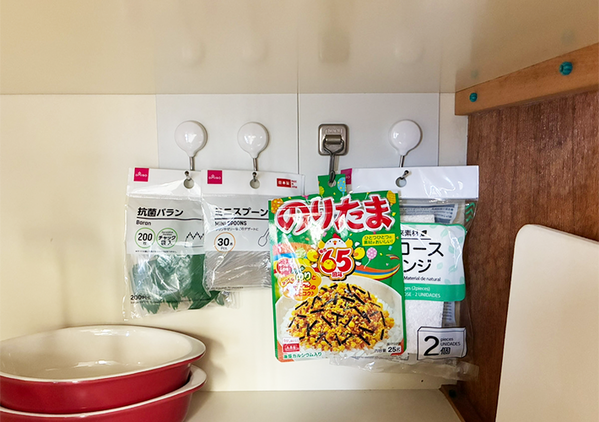 『2枚のブックエンド』をキッチン棚に差し込むと…　便利な収納ワザに「やってよかった！」