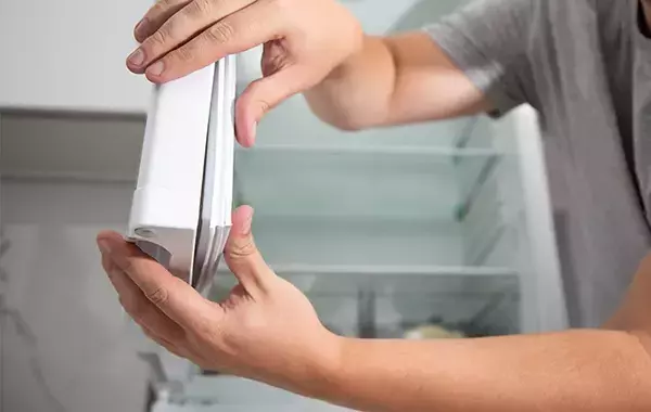 わずかな隙間で冷気がダダ漏れ！　冷蔵庫のドアが閉まらなくなる“NGな収納”とは？