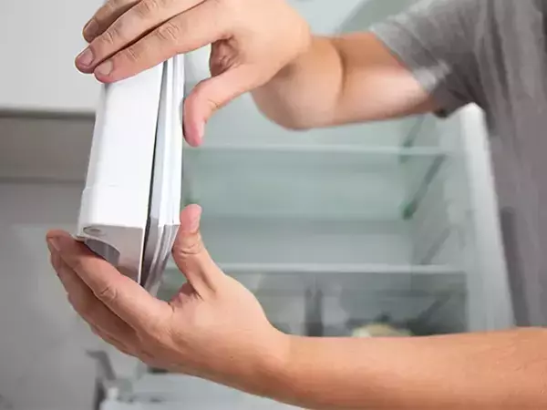 わずかな隙間で冷気がダダ漏れ！　冷蔵庫のドアが閉まらなくなる“NGな収納”とは？