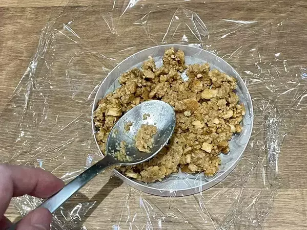 砕いたビスケットの上に『6Pチーズ』を並べると…　「断面がきれい」なスイーツが完成