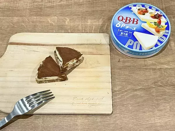 砕いたビスケットの上に『6Pチーズ』を並べると…　「断面がきれい」なスイーツが完成
