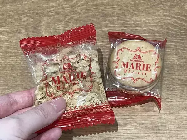 砕いたビスケットの上に『6Pチーズ』を並べると…　「断面がきれい」なスイーツが完成