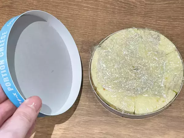 砕いたビスケットの上に『6Pチーズ』を並べると…　「断面がきれい」なスイーツが完成